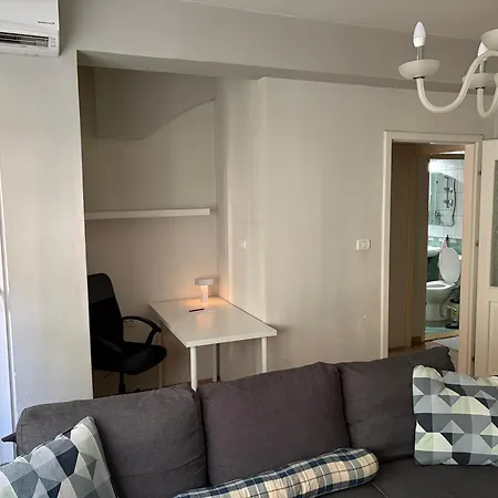 3 Min Walk To Balkan Apartment