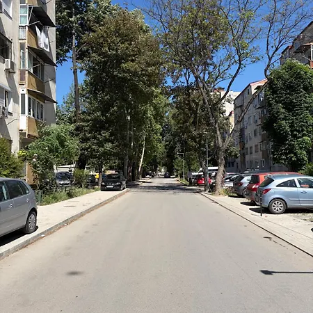 3 Min Walk To Balkan Apartment